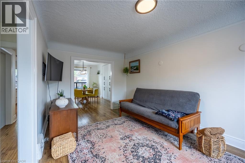 158 Balsam Avenue N, Hamilton, ON - Indoor Photo Showing Living Room