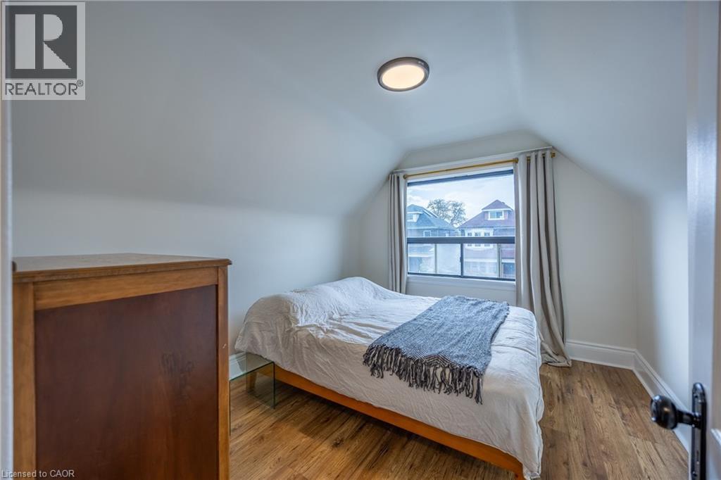158 Balsam Avenue N, Hamilton, ON - Indoor Photo Showing Bedroom