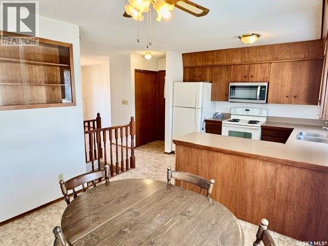 208 2Nd Street Ne, Watson, SK - Indoor Photo Showing Kitchen With Double Sink