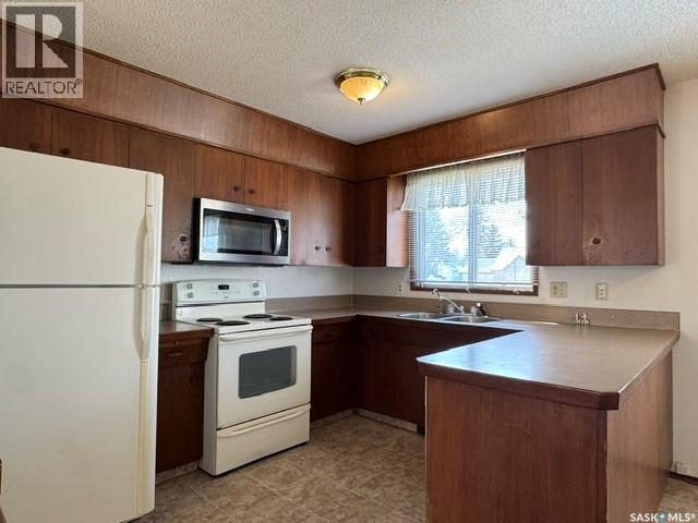 208 2Nd Street Ne, Watson, SK - Indoor Photo Showing Kitchen With Double Sink