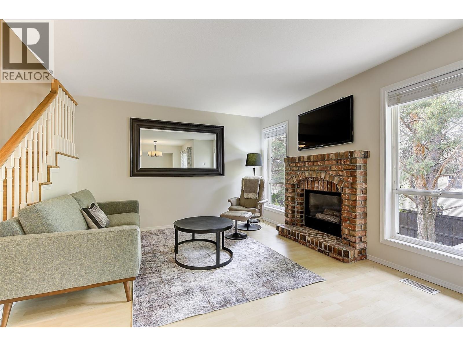 Living room with gas fireplace - 133 Wyndham Crescent Unit# 110, Kelowna, BC - Indoor Photo Showing Living Room With Fireplace