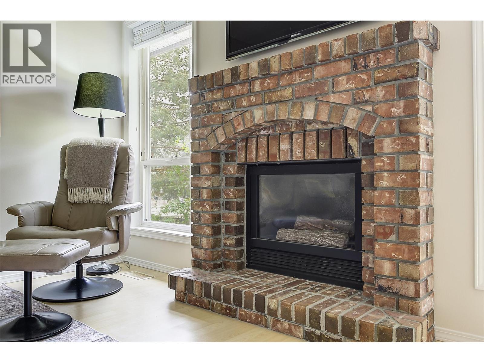 Gas fireplace - 133 Wyndham Crescent Unit# 110, Kelowna, BC - Indoor Photo Showing Living Room With Fireplace