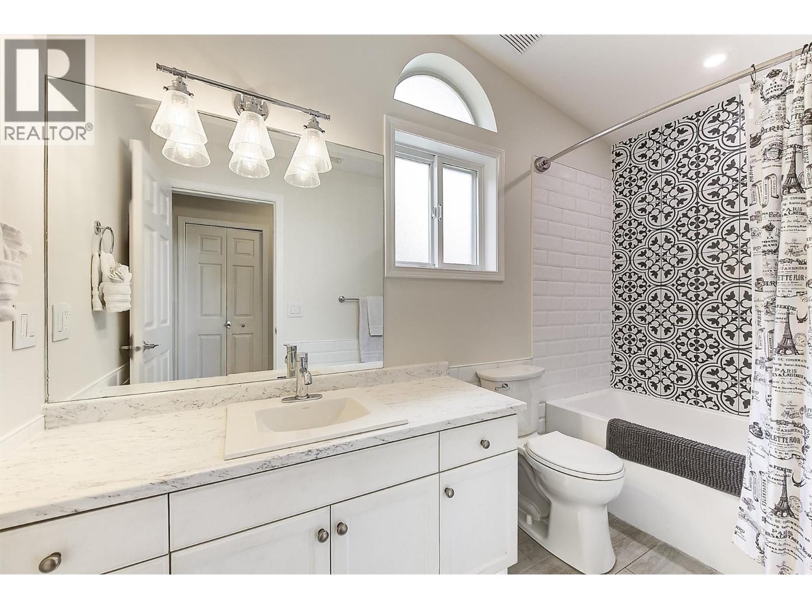Updated main bathroom - 4 pc - 133 Wyndham Crescent Unit# 110, Kelowna, BC - Indoor Photo Showing Bathroom