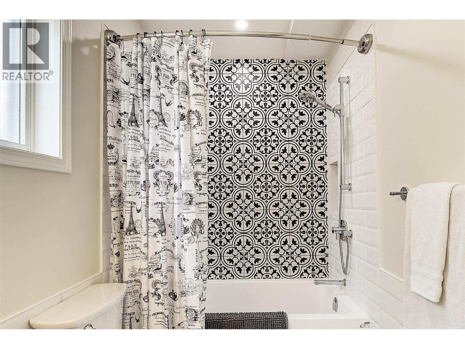 Updated main bathroom - 4 pc - 133 Wyndham Crescent Unit# 110, Kelowna, BC - Indoor Photo Showing Bathroom