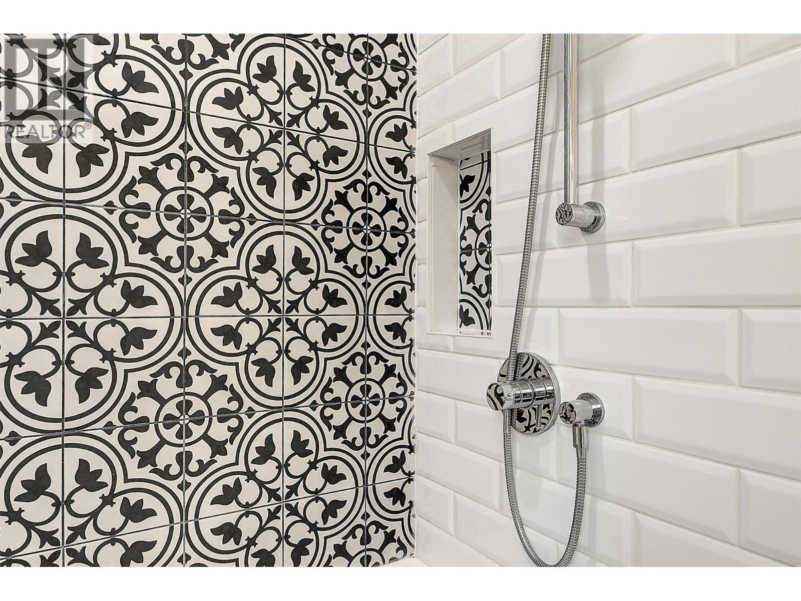 Updated main bathroom - 4 pc - 133 Wyndham Crescent Unit# 110, Kelowna, BC - Indoor