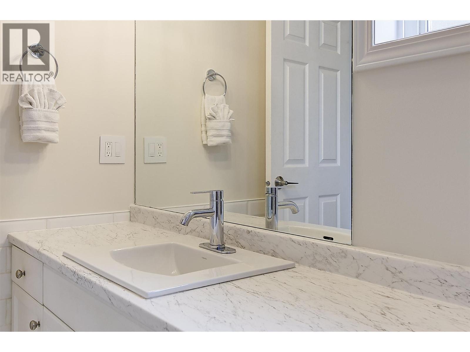 Updated main bathroom - 4 pc - 133 Wyndham Crescent Unit# 110, Kelowna, BC - Indoor Photo Showing Bathroom