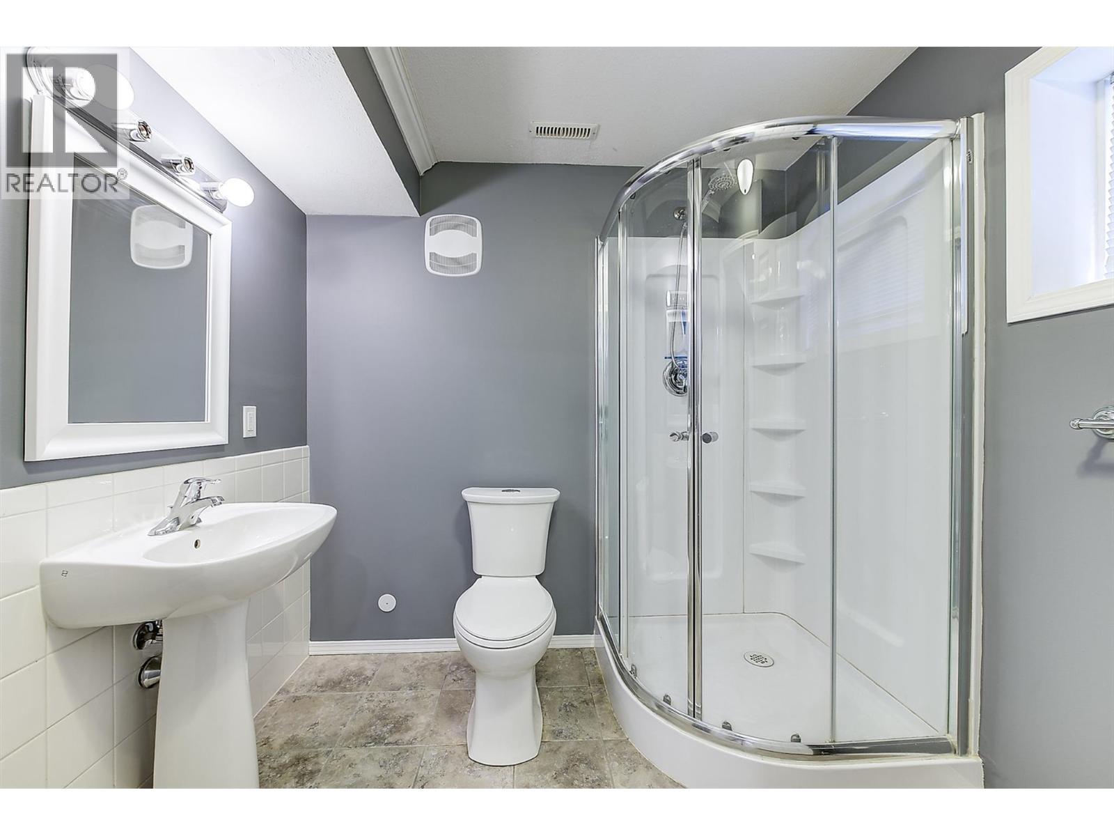 Bathroom on the lower level - 3 pc - 133 Wyndham Crescent Unit# 110, Kelowna, BC - Indoor Photo Showing Bathroom