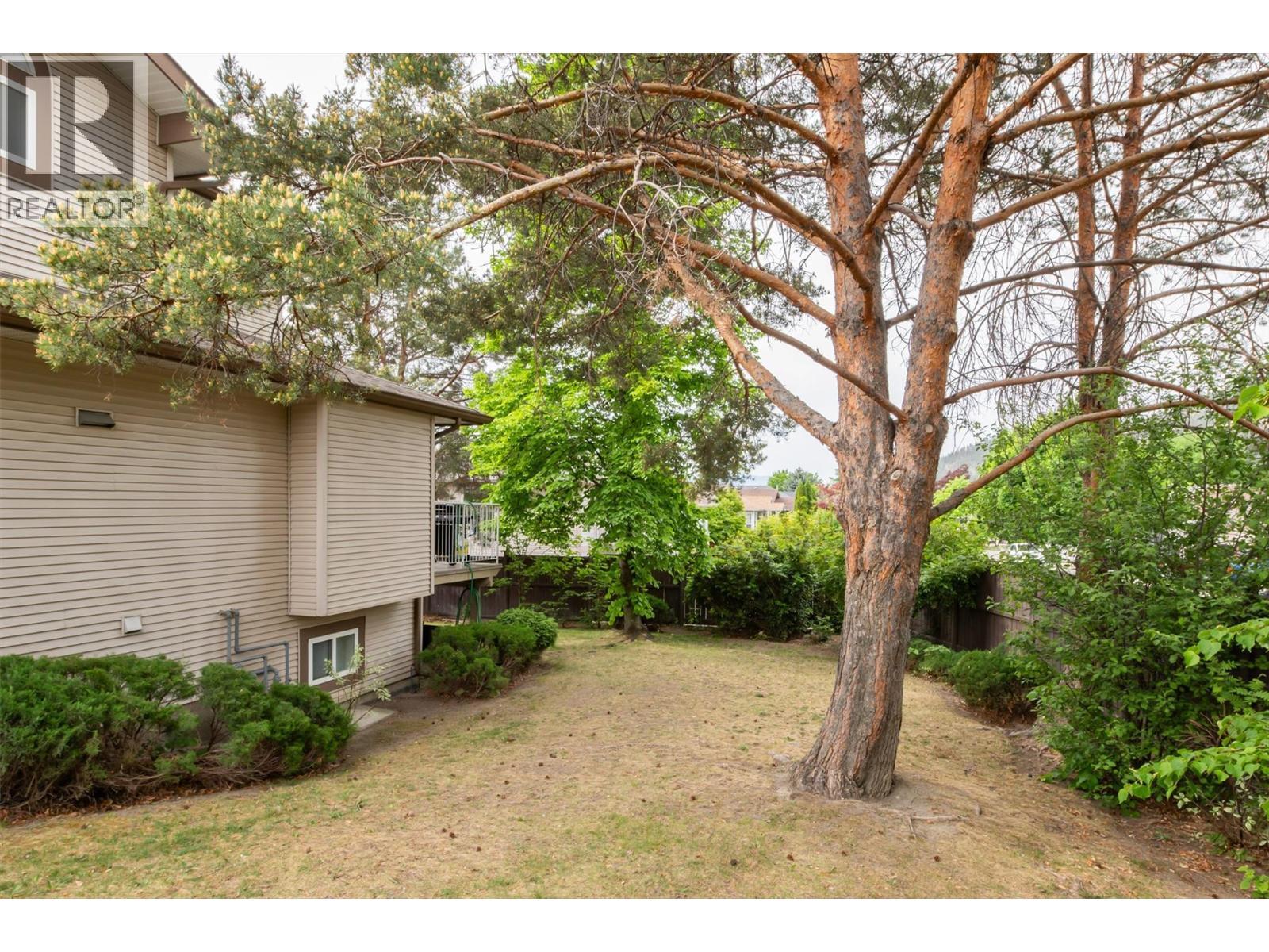 End unit - 133 Wyndham Crescent Unit# 110, Kelowna, BC - Outdoor