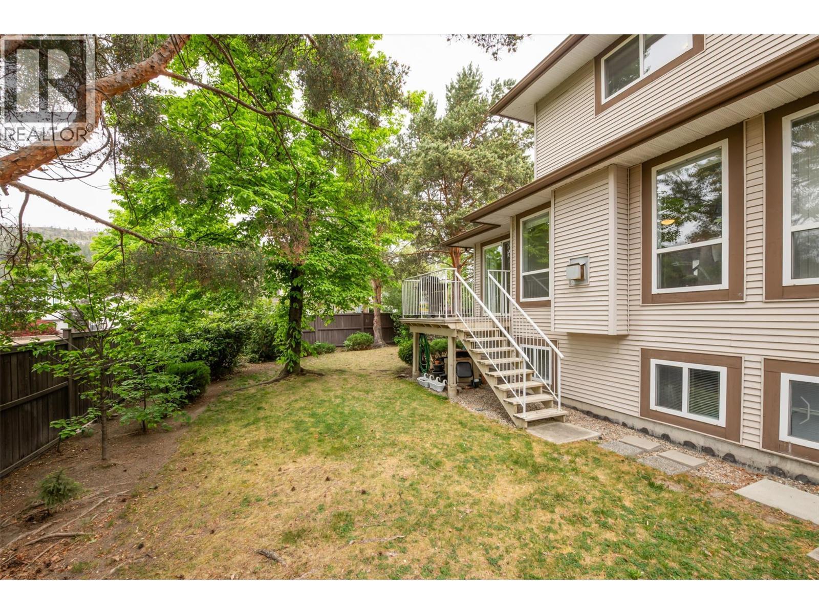 Desirable end unit featuring a back deck with access to green space. - 133 Wyndham Crescent Unit# 110, Kelowna, BC - Outdoor