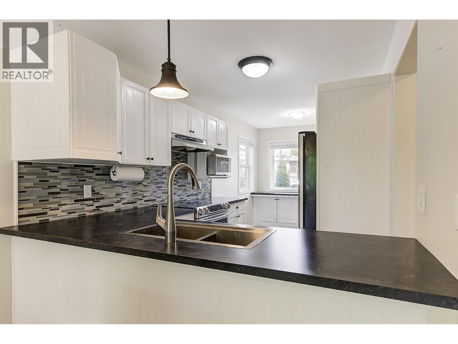 Nicely updated kitchen - 133 Wyndham Crescent Unit# 110, Kelowna, BC - Indoor Photo Showing Kitchen With Double Sink