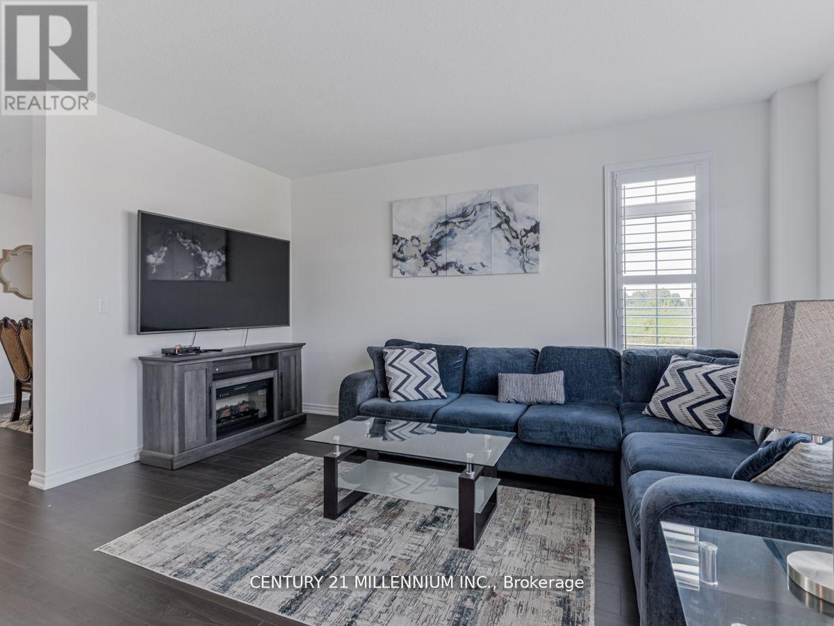 2240 Grainger Loop, Innisfil, ON - Indoor Photo Showing Living Room