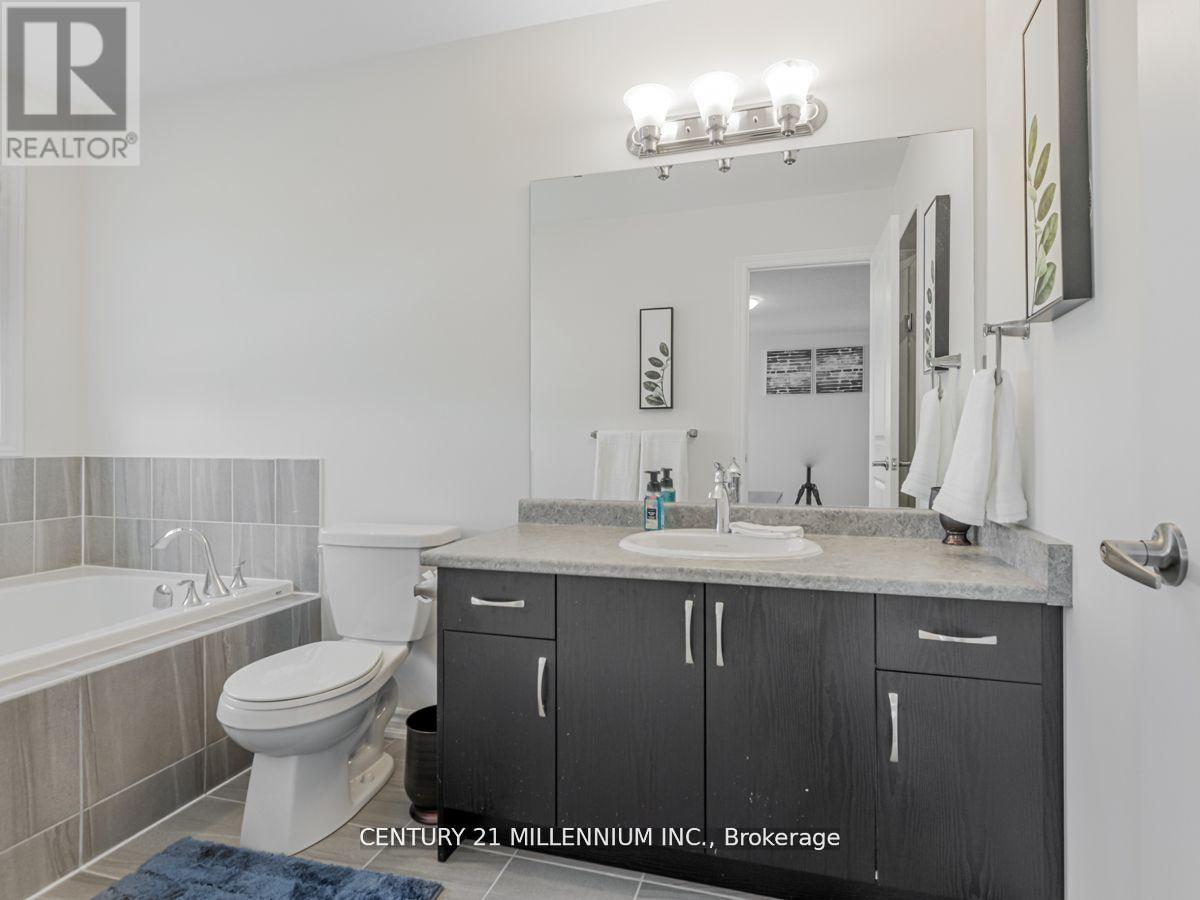 2240 Grainger Loop, Innisfil, ON - Indoor Photo Showing Bathroom