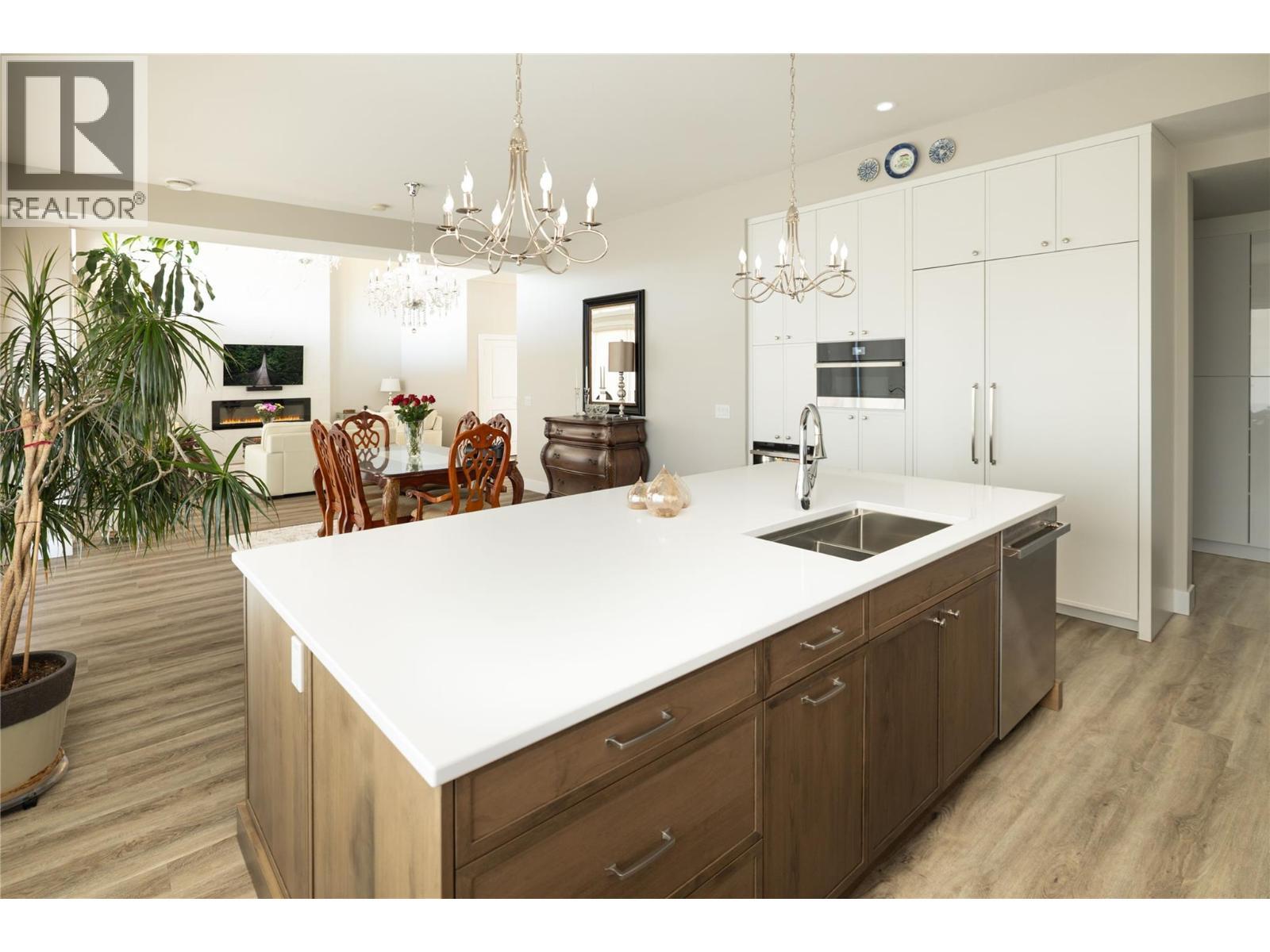 274 Summer Wood Drive, Kelowna, BC - Indoor Photo Showing Kitchen With Double Sink