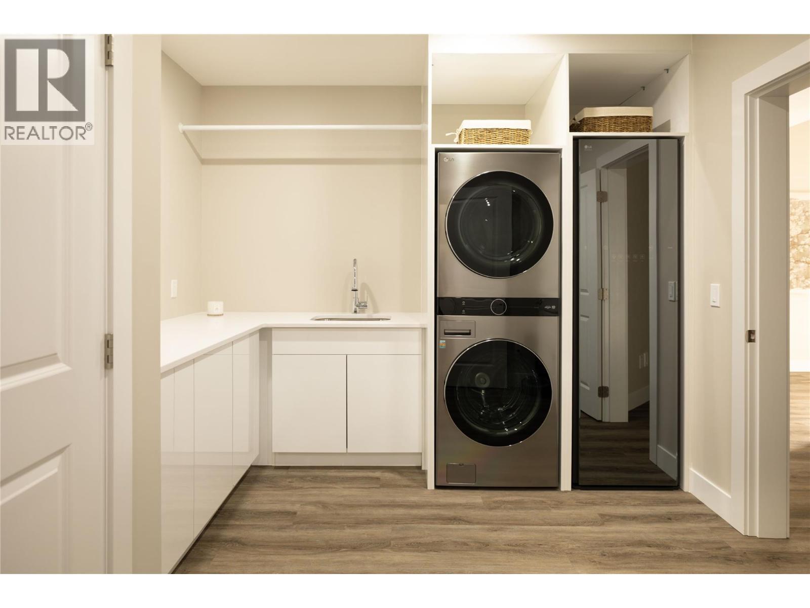 274 Summer Wood Drive, Kelowna, BC - Indoor Photo Showing Laundry Room