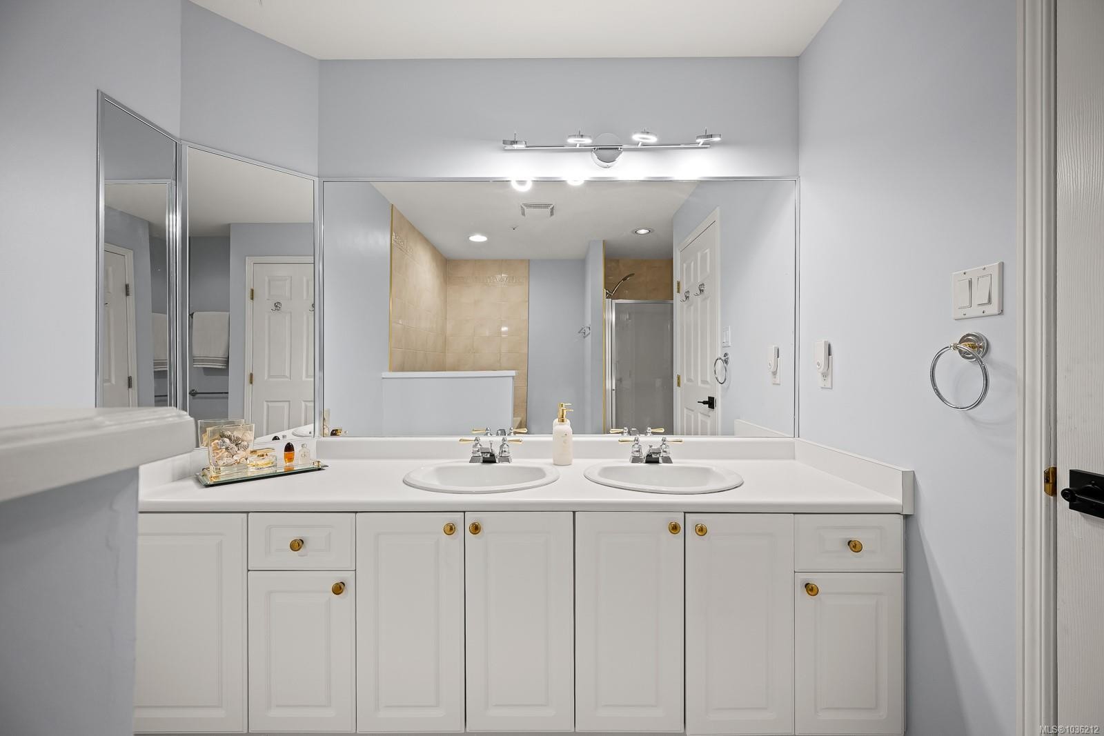 202-2275 Comox Ave, Comox, BC - Indoor Photo Showing Bathroom