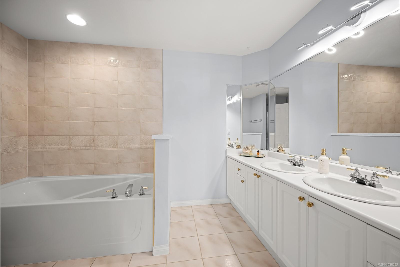 202-2275 Comox Ave, Comox, BC - Indoor Photo Showing Bathroom