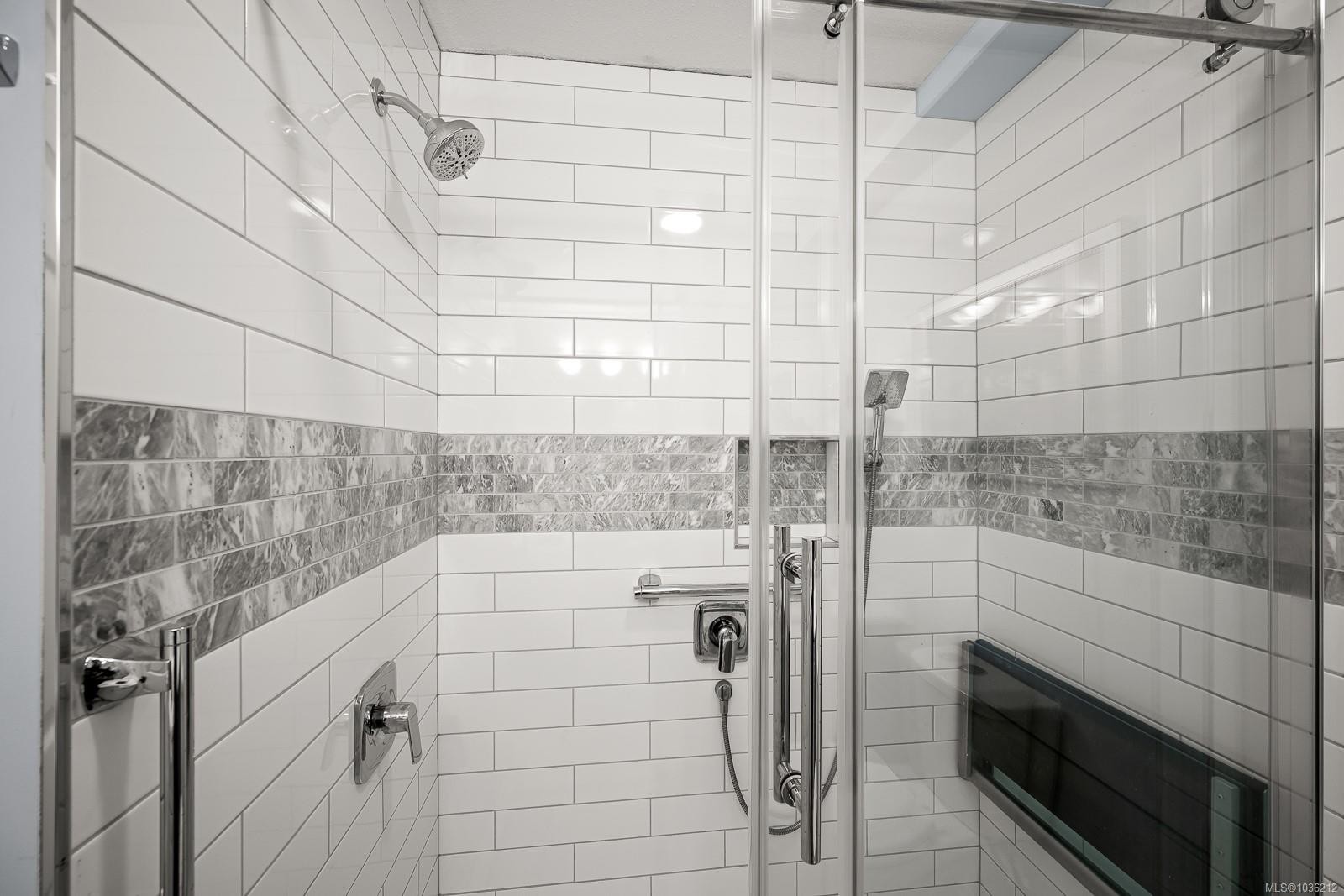 202-2275 Comox Ave, Comox, BC - Indoor Photo Showing Bathroom