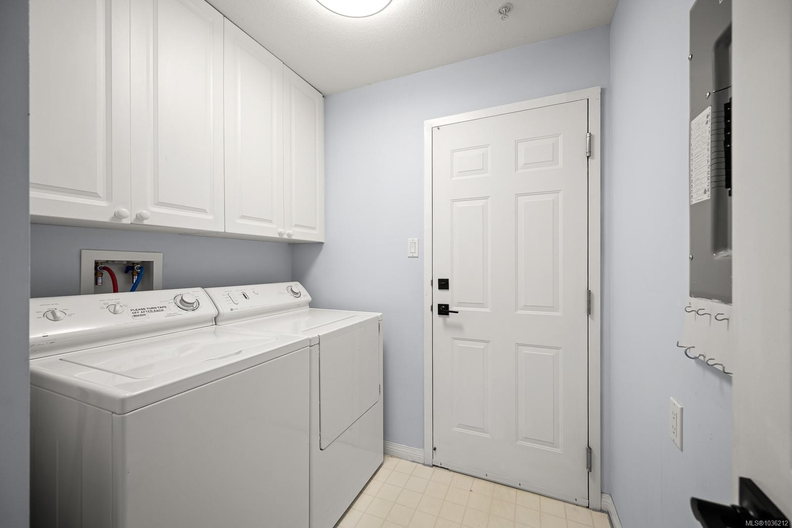 202-2275 Comox Ave, Comox, BC - Indoor Photo Showing Laundry Room