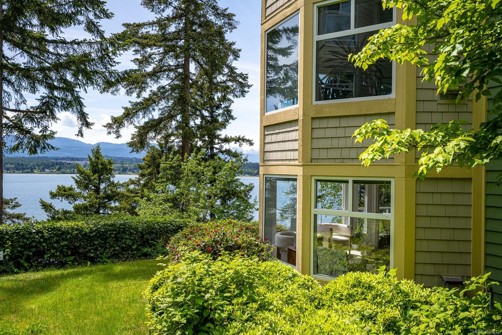 202-2275 Comox Ave, Comox, BC - Outdoor