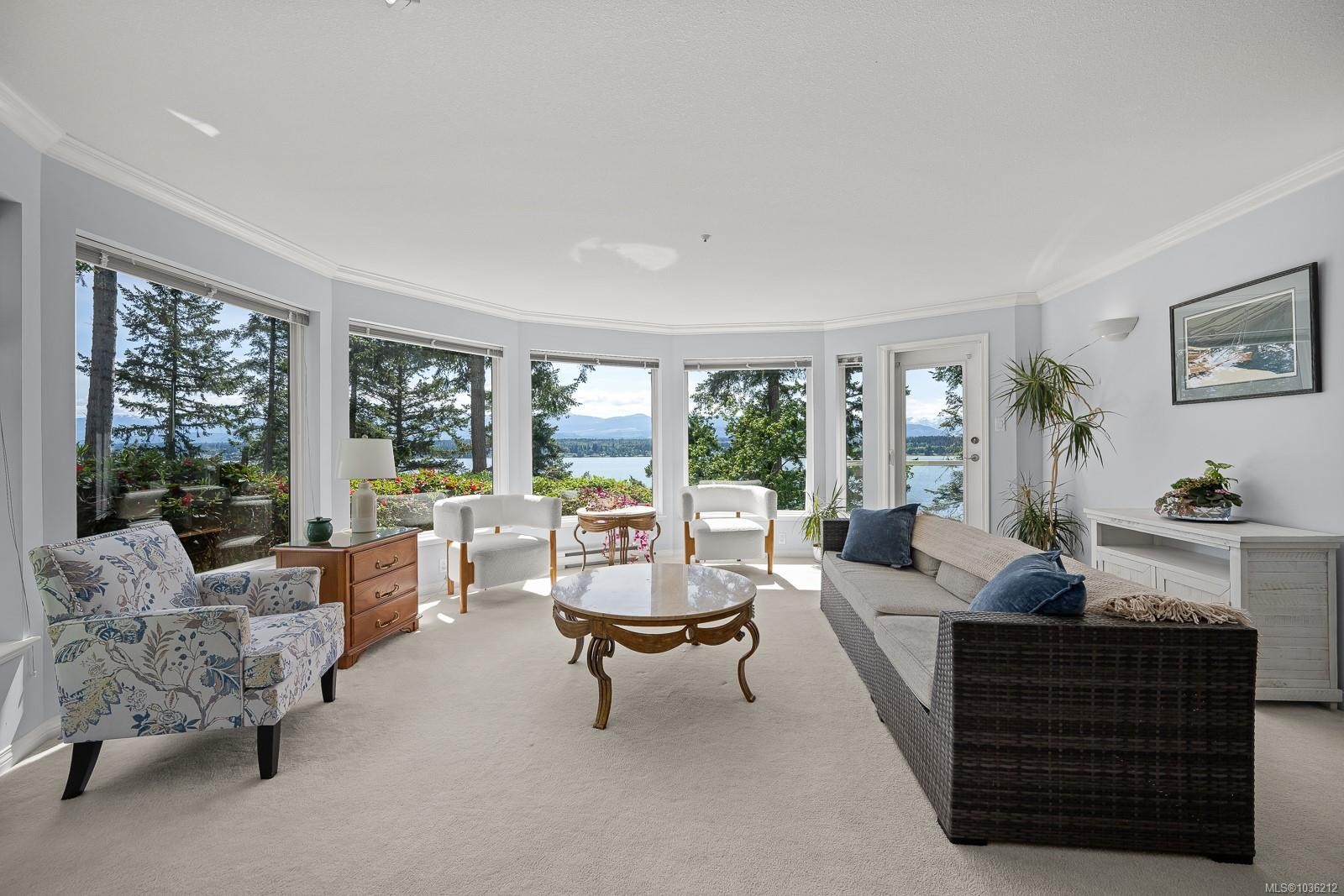 202-2275 Comox Ave, Comox, BC - Indoor Photo Showing Living Room
