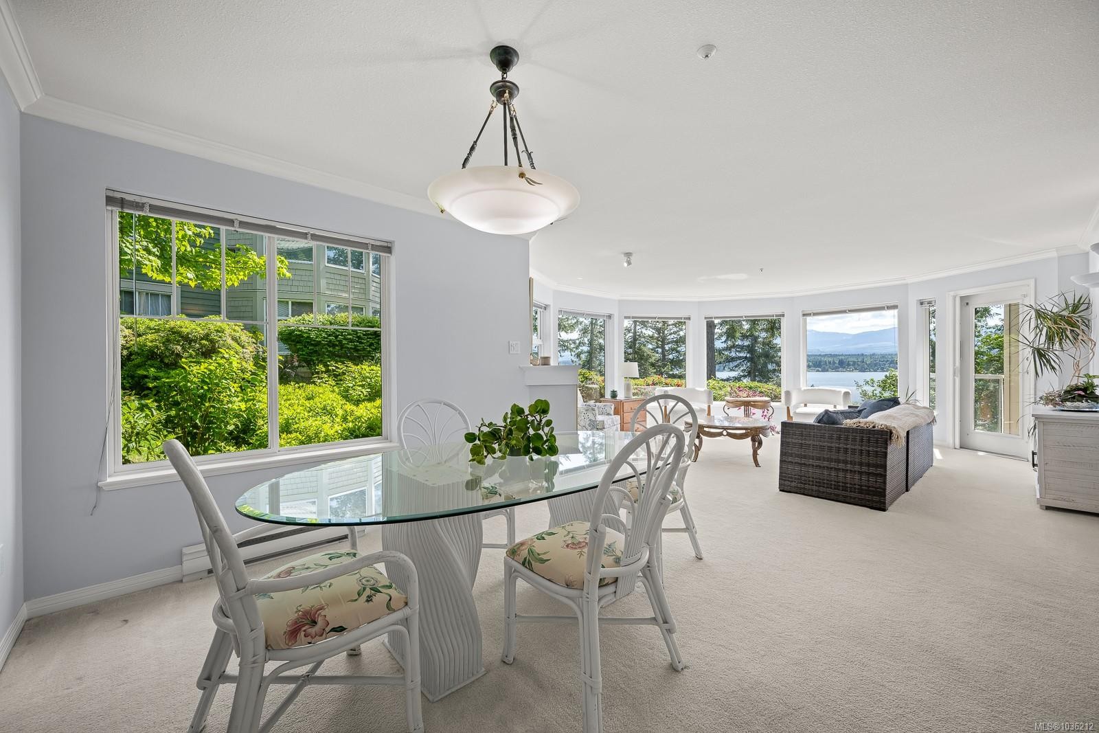 202-2275 Comox Ave, Comox, BC - Indoor Photo Showing Dining Room
