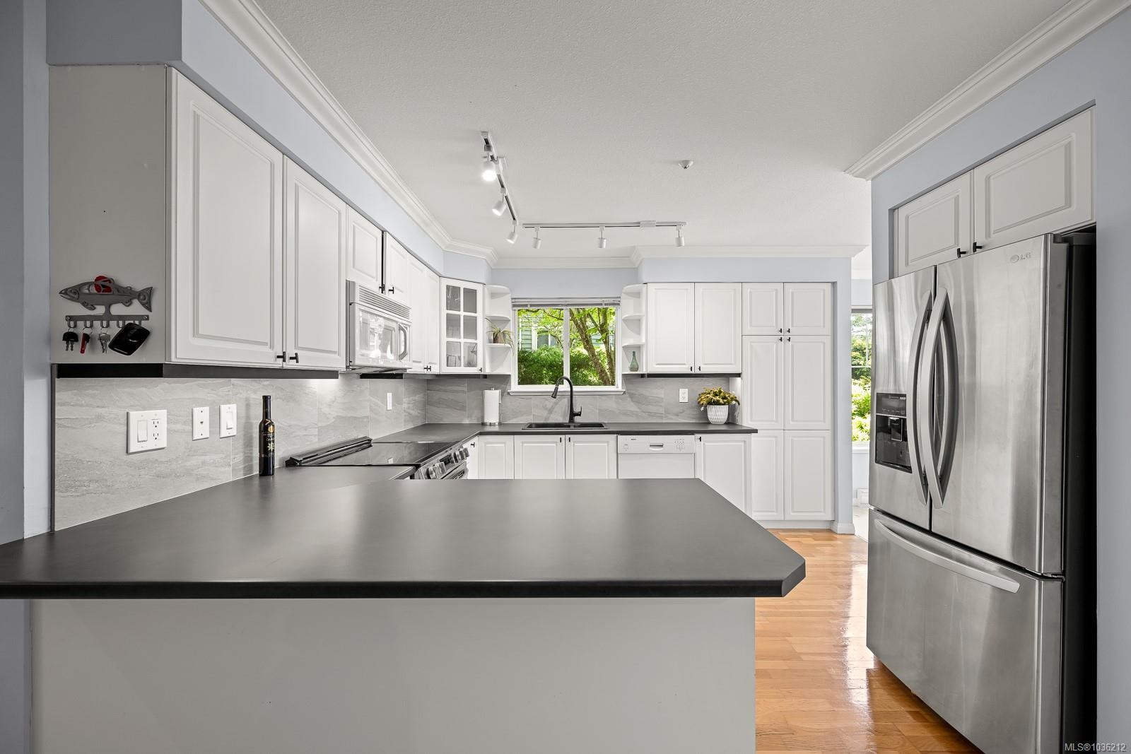 202-2275 Comox Ave, Comox, BC - Indoor Photo Showing Kitchen