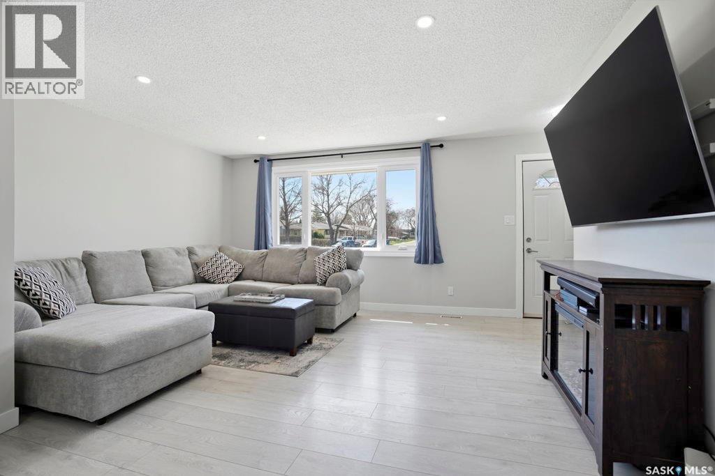 38 Cartier Crescent, Saskatoon, SK - Indoor Photo Showing Living Room