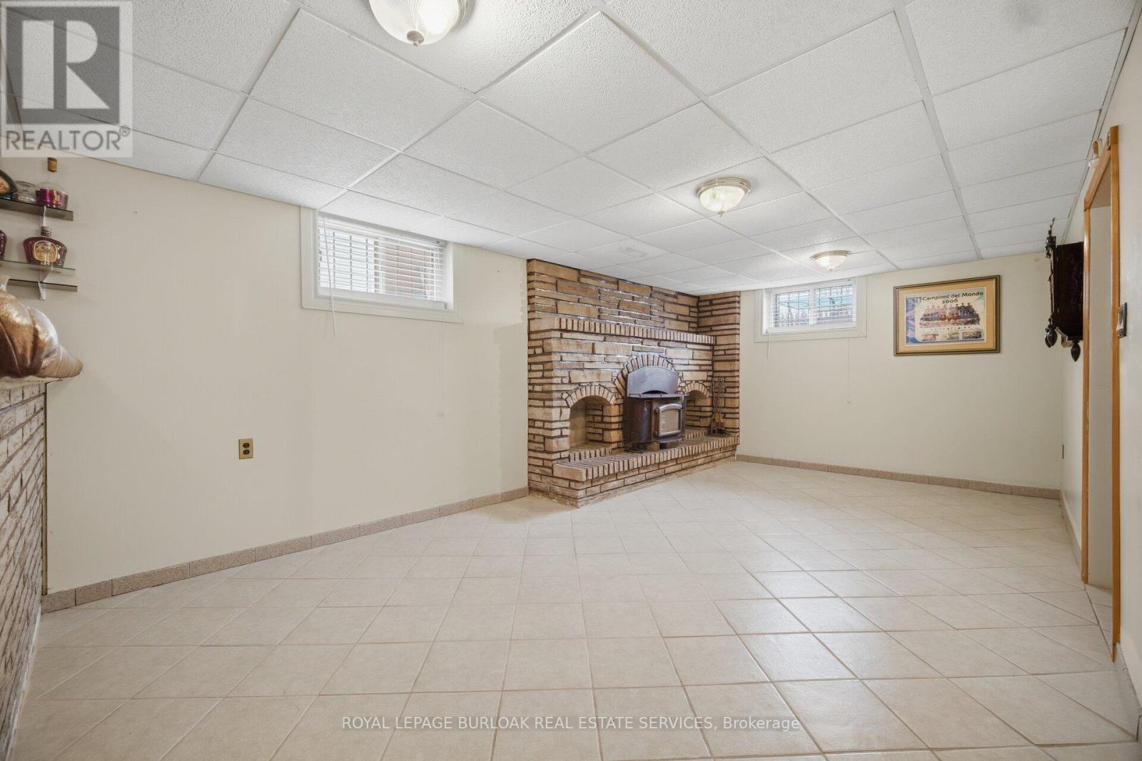 31 Summercrest Drive, Hamilton, ON - Indoor With Fireplace