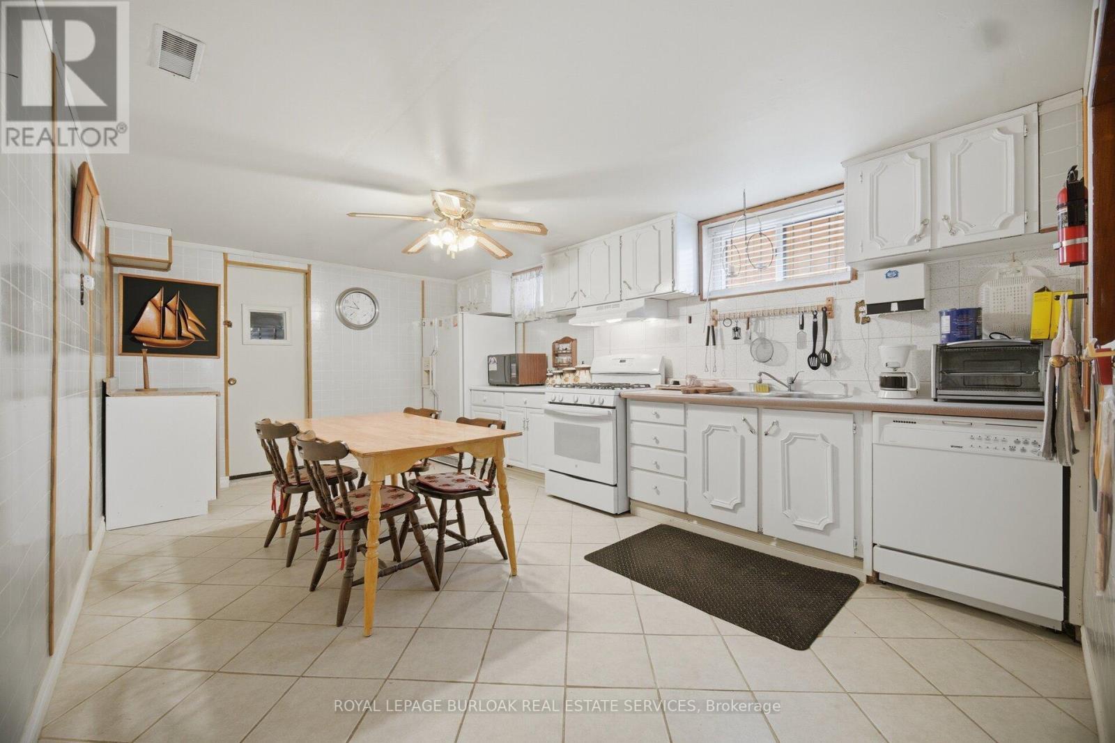31 Summercrest Drive, Hamilton, ON - Indoor Photo Showing Kitchen