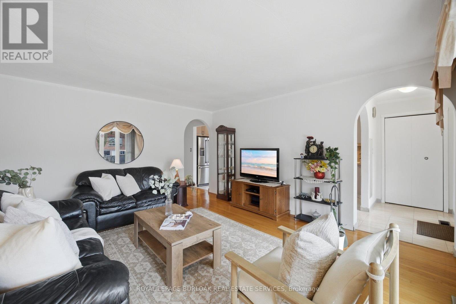 31 Summercrest Drive, Hamilton, ON - Indoor Photo Showing Living Room