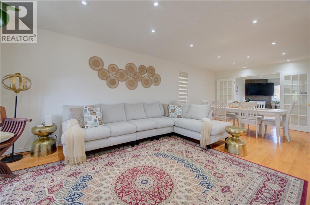 32 Lena Crescent, Cambridge, ON - Indoor Photo Showing Living Room