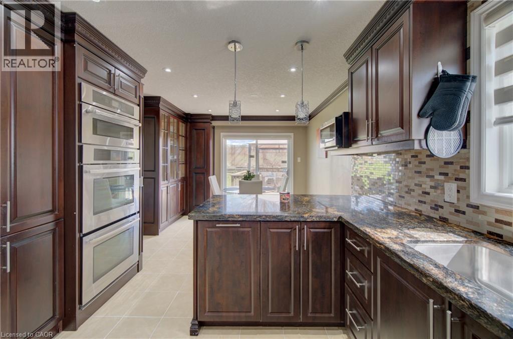 32 Lena Crescent, Cambridge, ON - Indoor Photo Showing Kitchen With Upgraded Kitchen