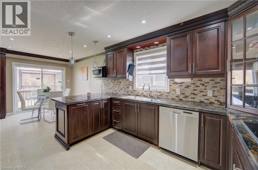 32 Lena Crescent, Cambridge, ON - Indoor Photo Showing Kitchen With Upgraded Kitchen