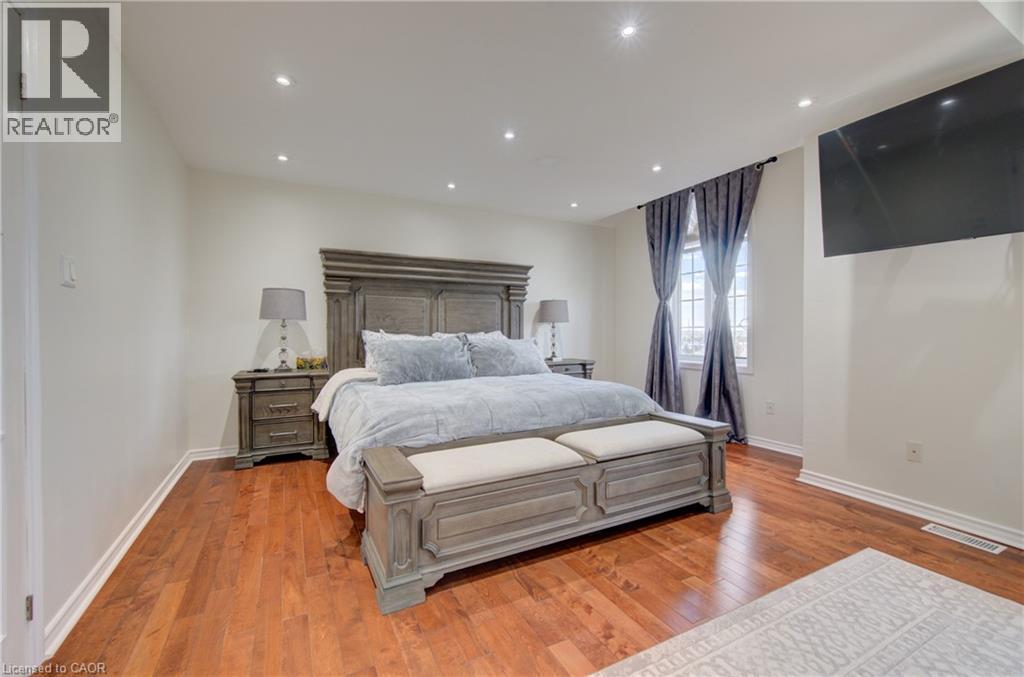 32 Lena Crescent, Cambridge, ON - Indoor Photo Showing Bedroom