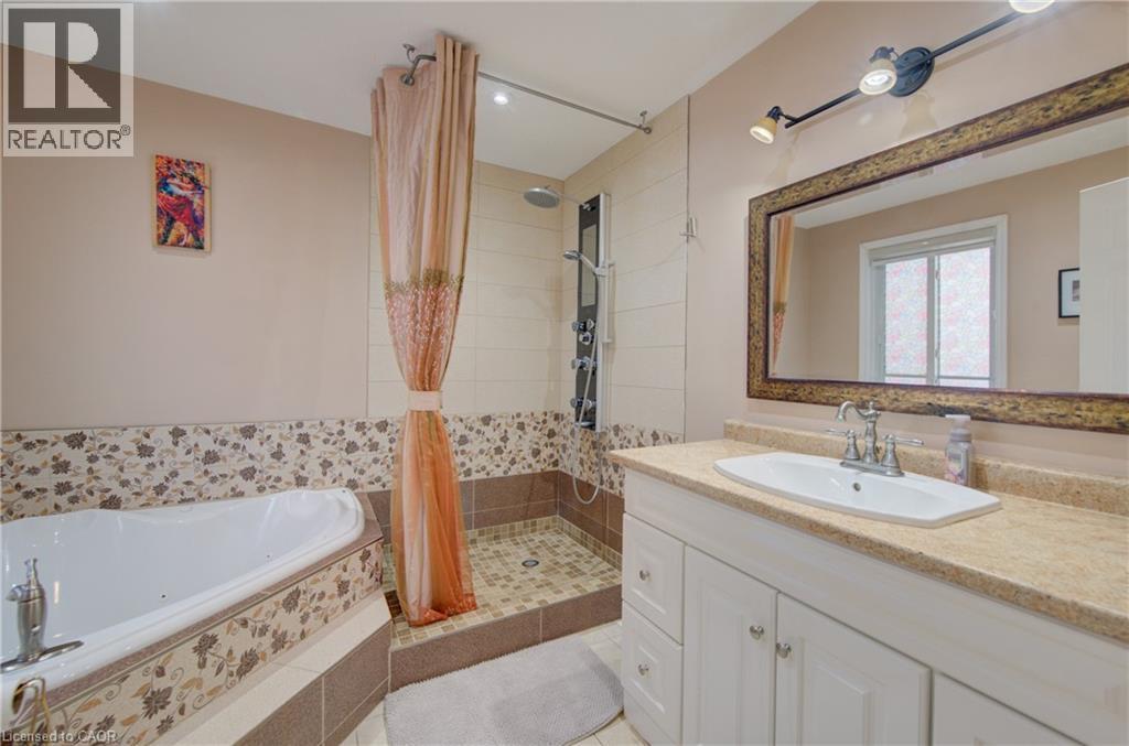 32 Lena Crescent, Cambridge, ON - Indoor Photo Showing Bathroom