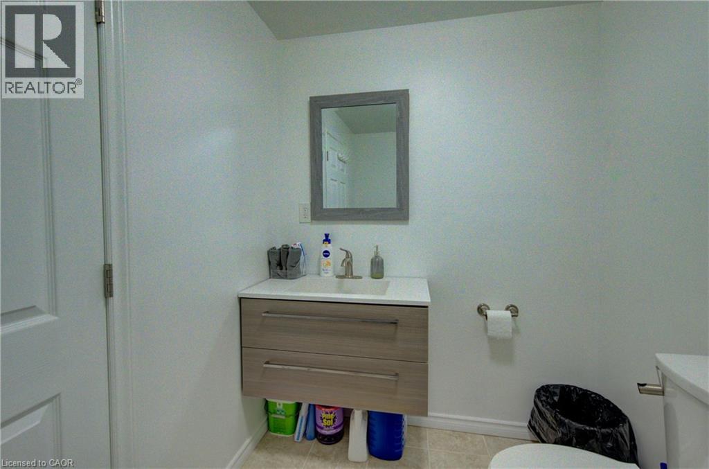 32 Lena Crescent, Cambridge, ON - Indoor Photo Showing Bathroom