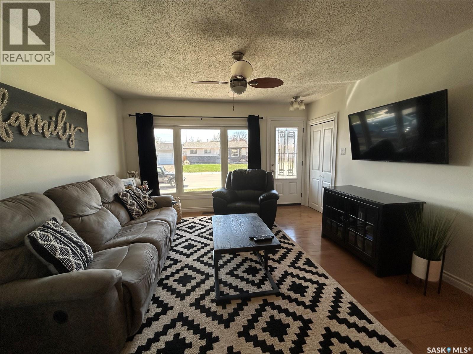 1613 Dieppe Crescent, Estevan, SK - Indoor Photo Showing Living Room