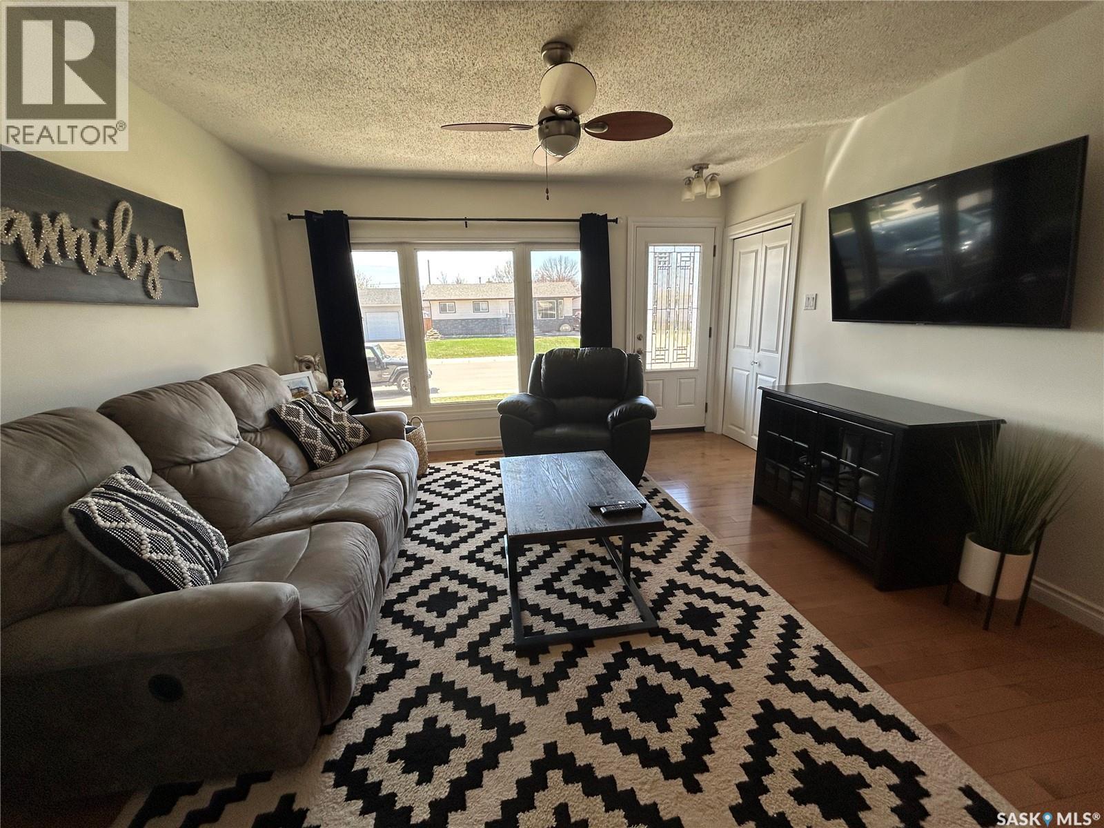 1613 Dieppe Crescent, Estevan, SK - Indoor Photo Showing Living Room