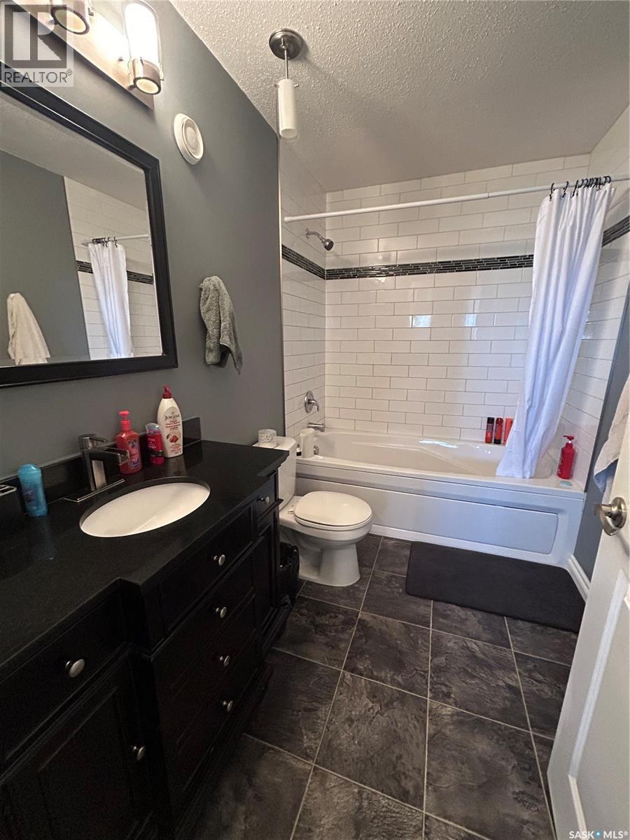 1613 Dieppe Crescent, Estevan, SK - Indoor Photo Showing Bathroom