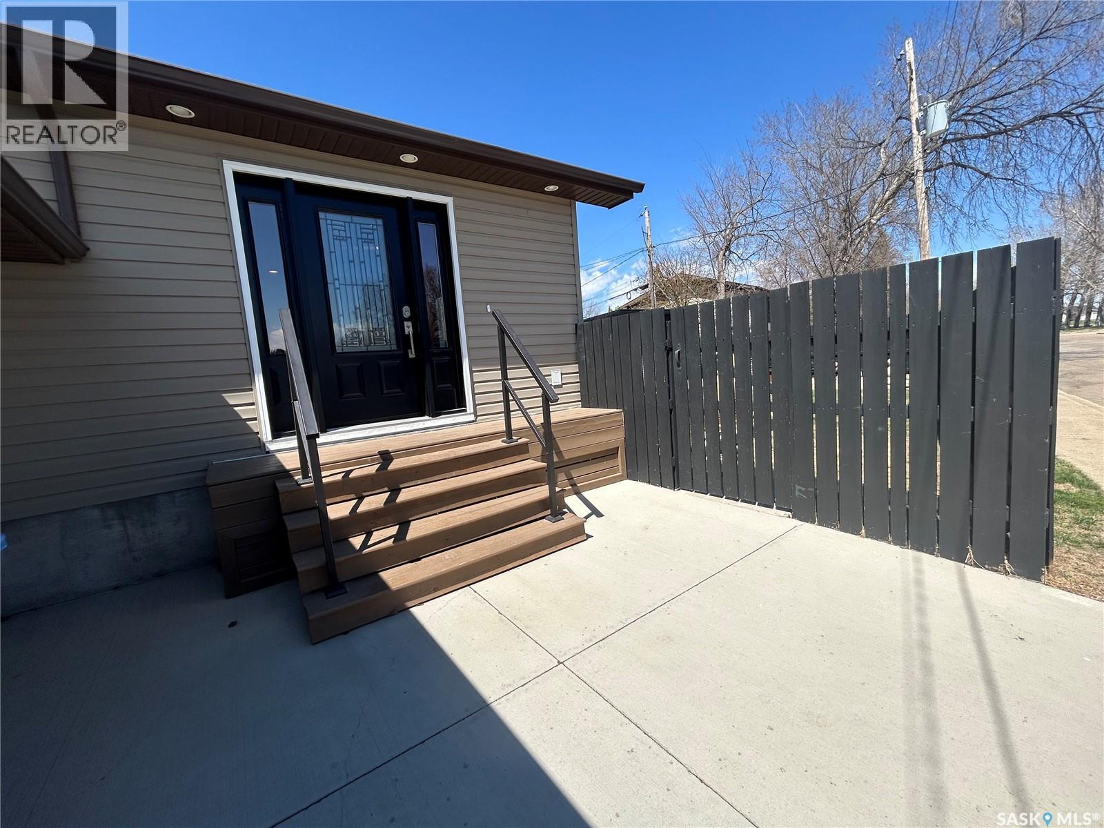 1613 Dieppe Crescent, Estevan, SK - Outdoor With Exterior