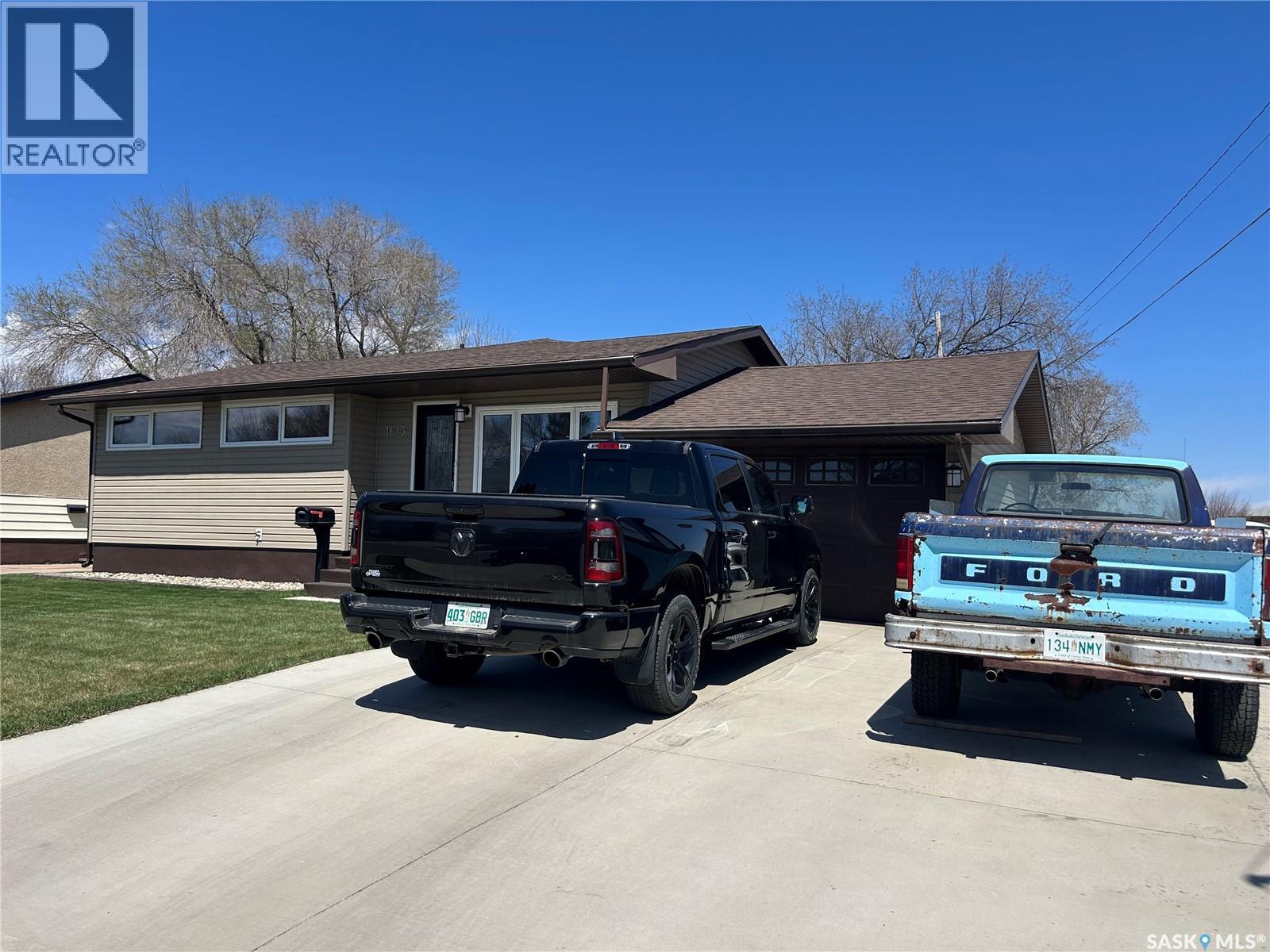 1613 Dieppe Crescent, Estevan, SK - Outdoor