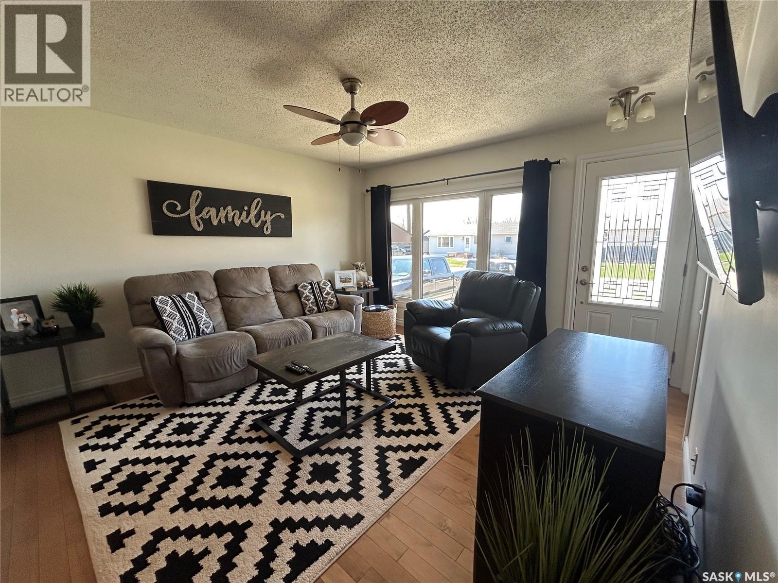 1613 Dieppe Crescent, Estevan, SK - Indoor Photo Showing Living Room