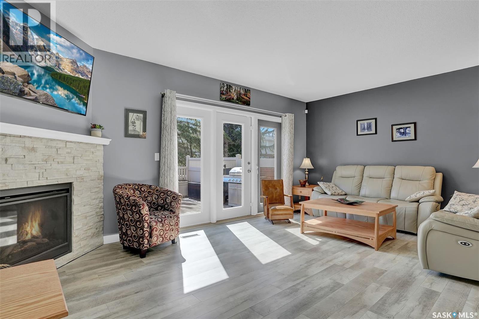 194 Plainsview Drive, Regina, SK - Indoor Photo Showing Living Room With Fireplace