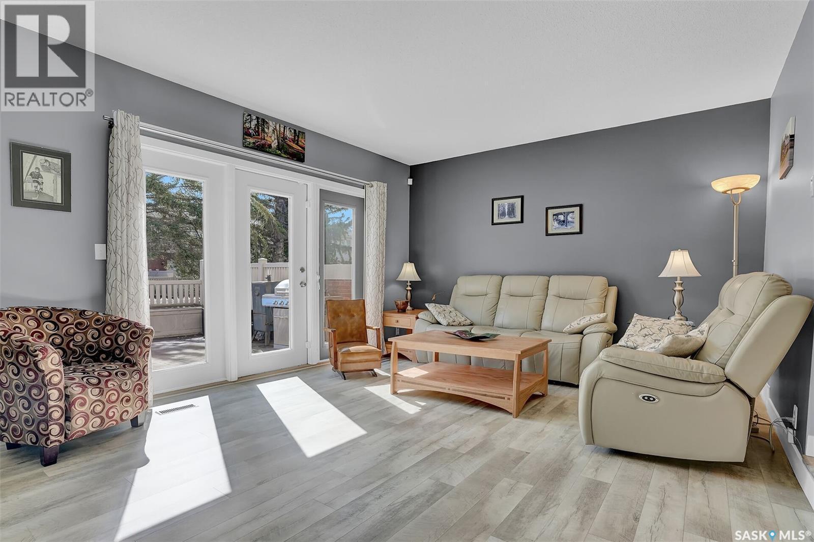 194 Plainsview Drive, Regina, SK - Indoor Photo Showing Living Room