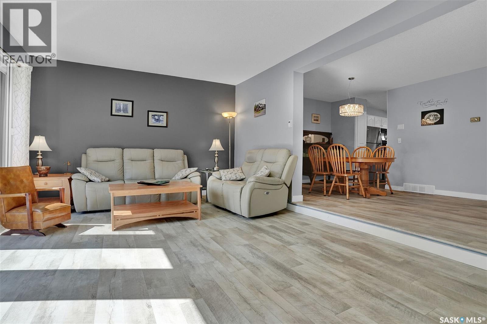 194 Plainsview Drive, Regina, SK - Indoor Photo Showing Living Room