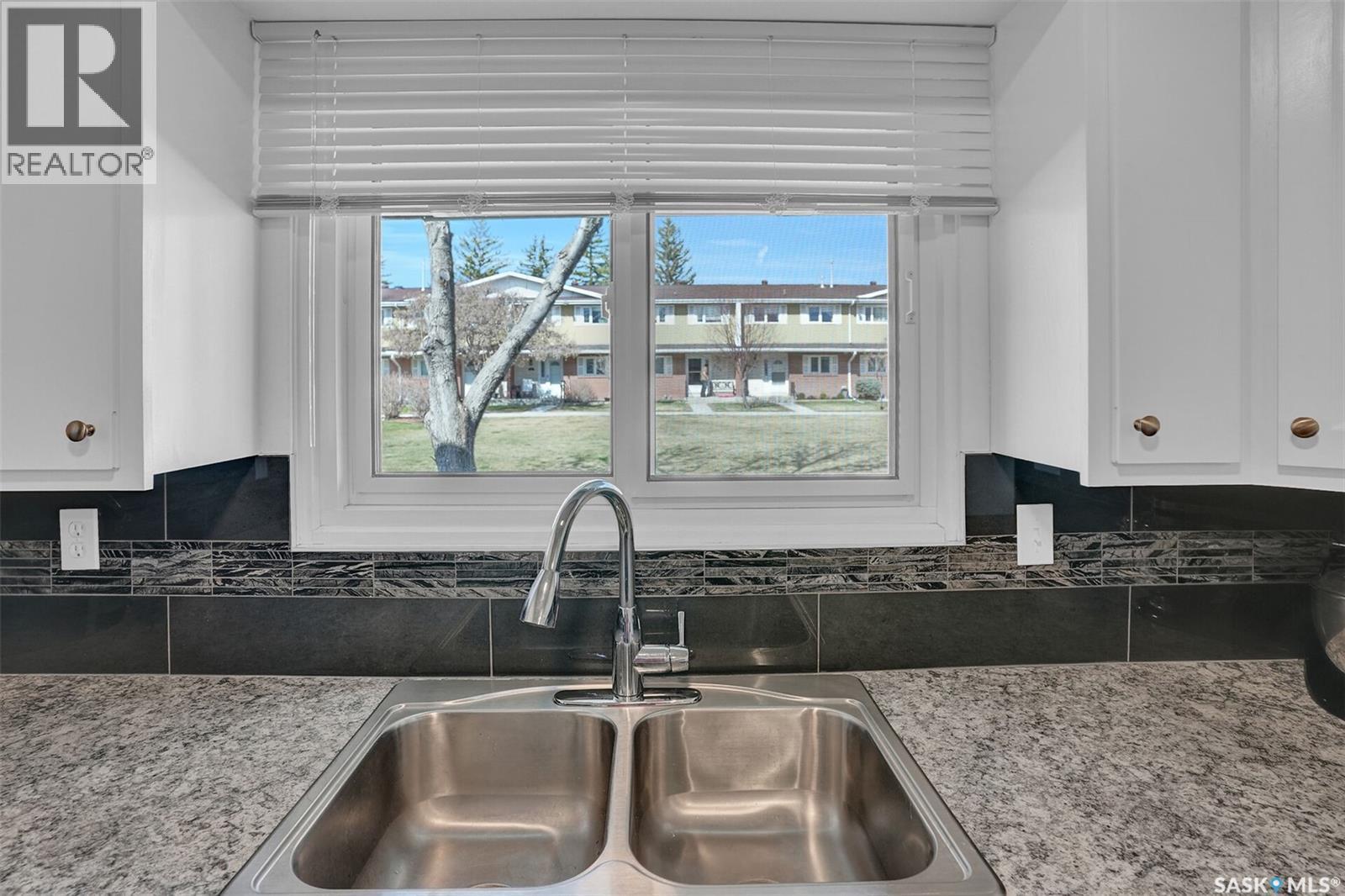 194 Plainsview Drive, Regina, SK - Indoor Photo Showing Kitchen With Double Sink
