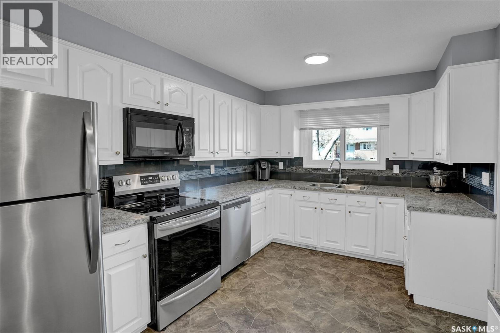 194 Plainsview Drive, Regina, SK - Indoor Photo Showing Kitchen With Stainless Steel Kitchen