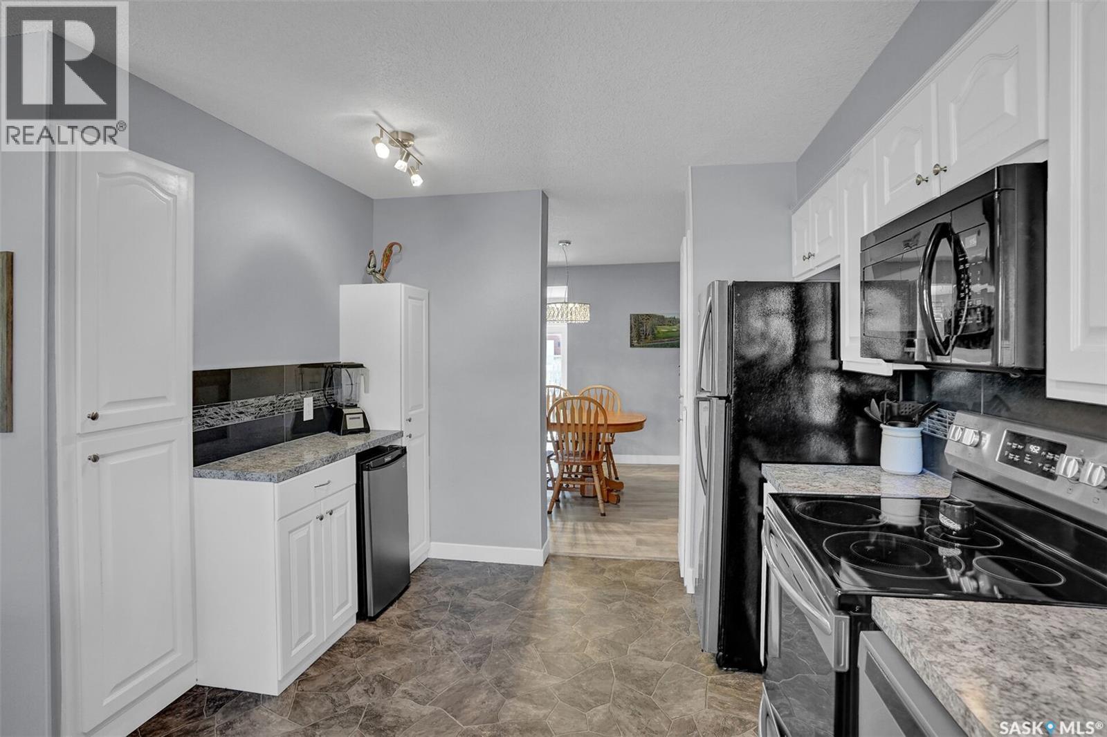194 Plainsview Drive, Regina, SK - Indoor Photo Showing Kitchen