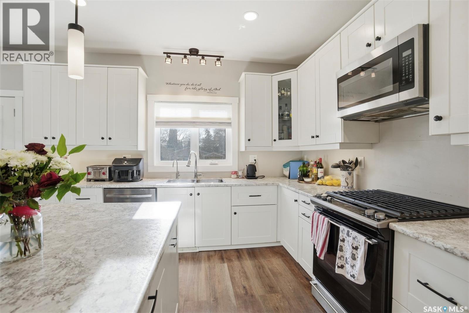1409 2Nd Avenue N, Saskatoon, SK - Indoor Photo Showing Kitchen With Upgraded Kitchen
