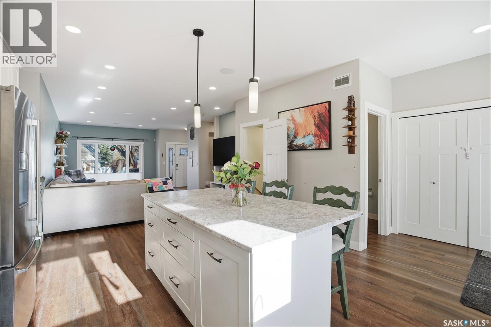 1409 2Nd Avenue N, Saskatoon, SK - Indoor Photo Showing Kitchen With Upgraded Kitchen